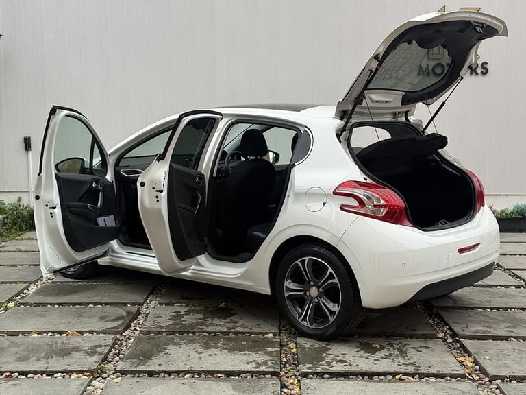 2013 Peugeot 208 1.2 VTi Intuitive Hatchback 5dr Petrol Manual Euro 5 (82 ps) Hatchback Petrol Ma...