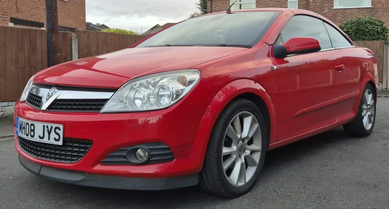 Automatic - Convertible. Leather seats. Serviced 12 times. 2008 Vauxhall Astra TwinTop Design 1.8