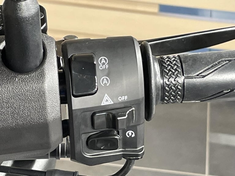 YAMAHA NMAX 125 2025 MODEL IN MILKY WHITE - IN STOCK AVAILABLE NOW !