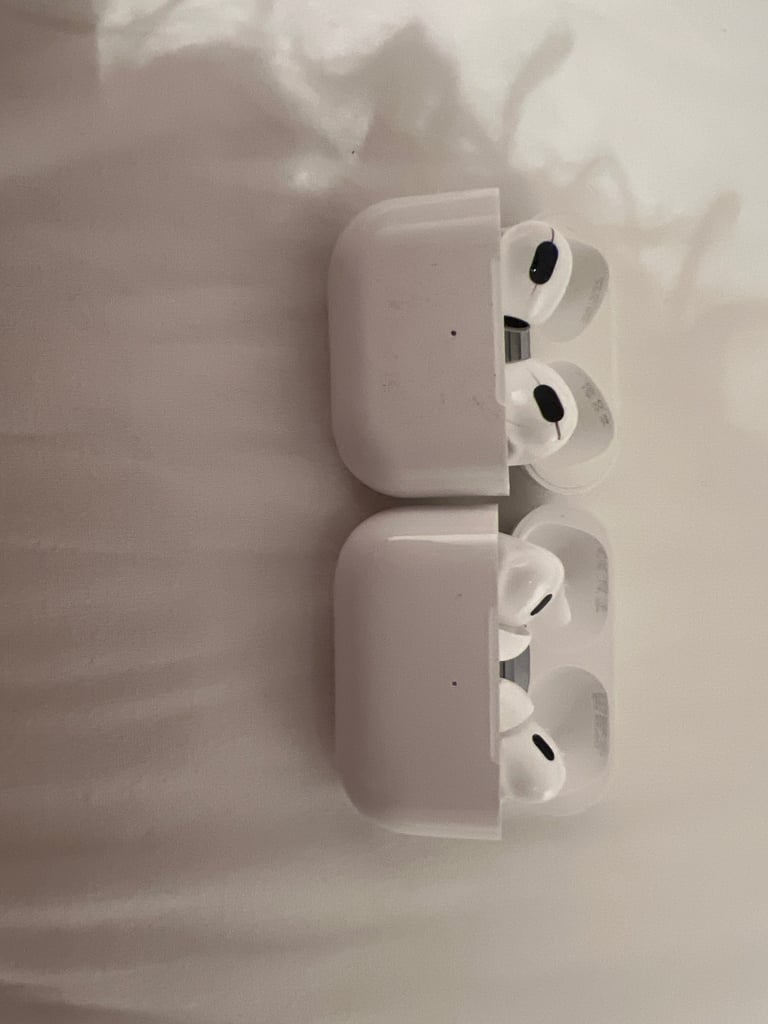 2x AirPods (pro 2 and gen 3)