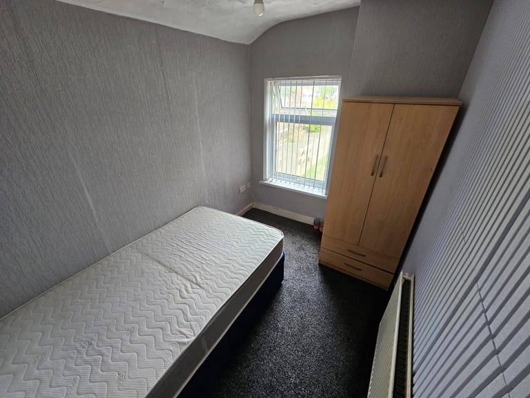 Benefit-friendly housing in Birmingham, close to amenities, £10/week service charge. 🛍️