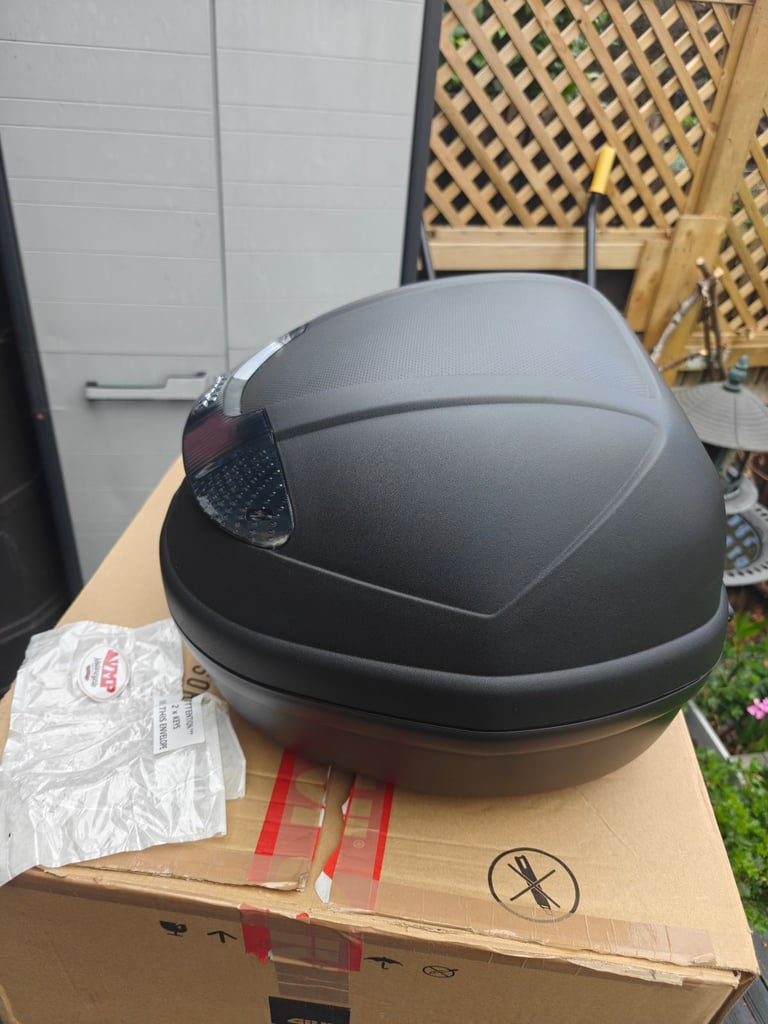 Givi E340NT2 Vision Monolock Top Case - 34 Litre with mounting plate