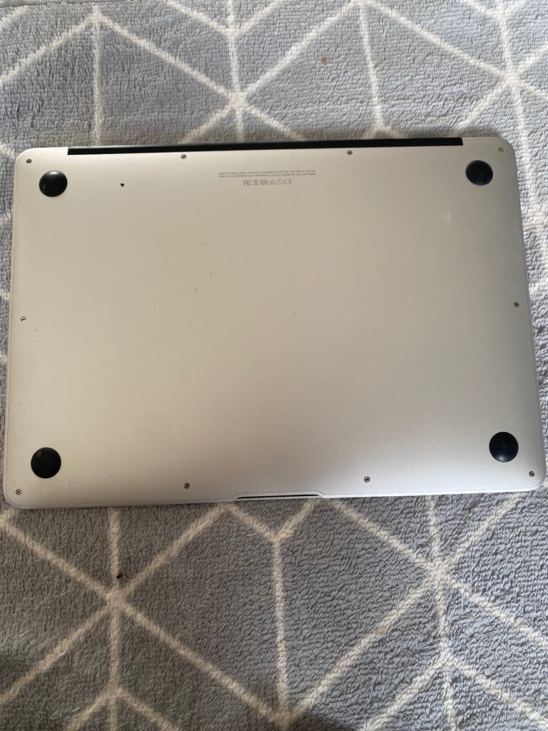 2015 Apple MacBook Air 13” good condition 