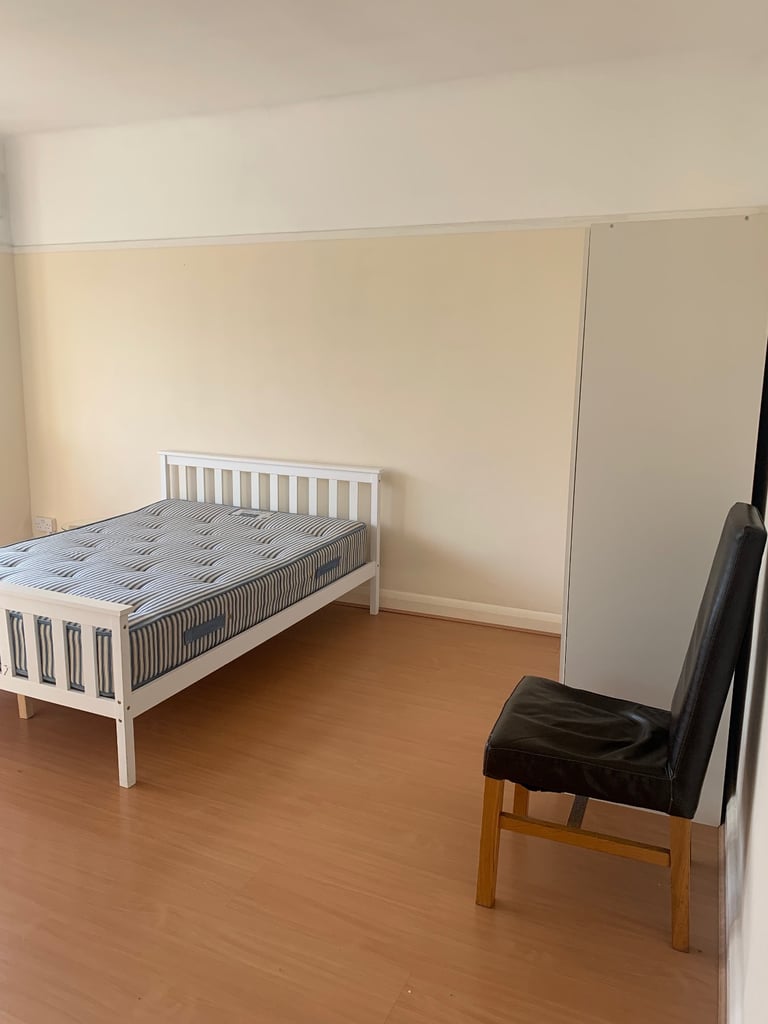 A bright large double room to rent in South Woodford