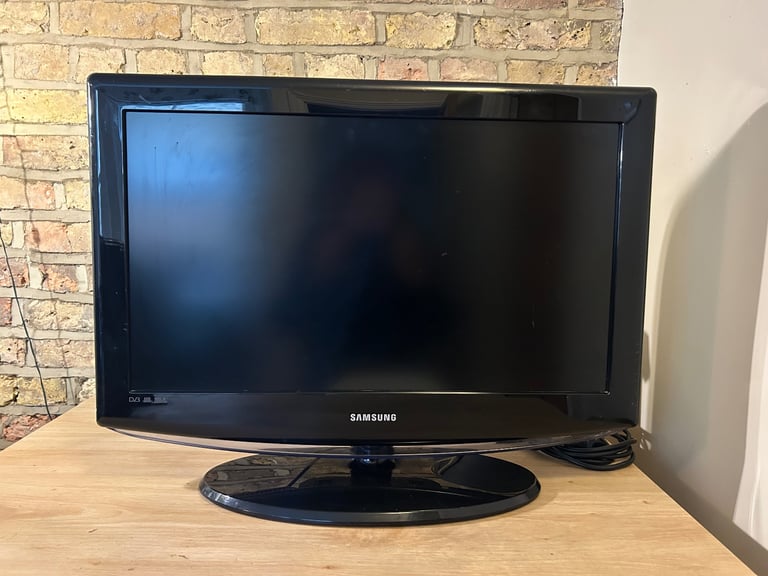 Samsung TV 26” LE26R88BDX with stand - black