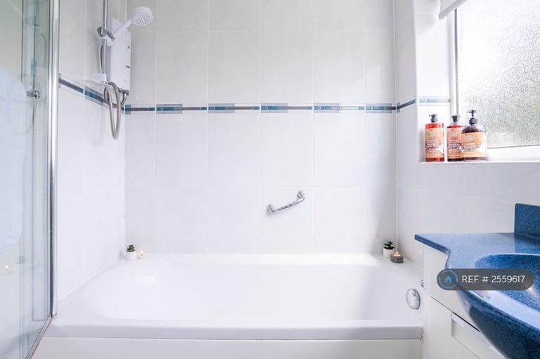 4 bedroom house in Waveney Rise, Oadby, Leicester, LE2 (4 bed) (#2559617)