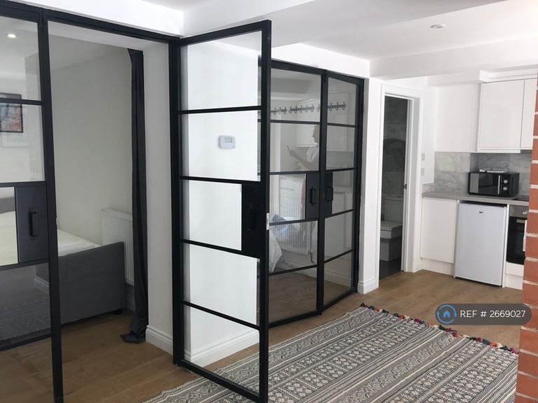 3 bedroom flat in Villiers Road, Southsea, PO5 (3 bed) (#2669027)