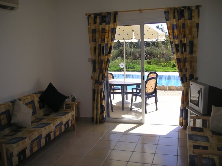 PAPHOS SELF-CATERING POOLSIDE VILLA APARTMENT TO RENT FOR HOLIDAYS IN CYPRUS LONG-TERM WINTER LETS