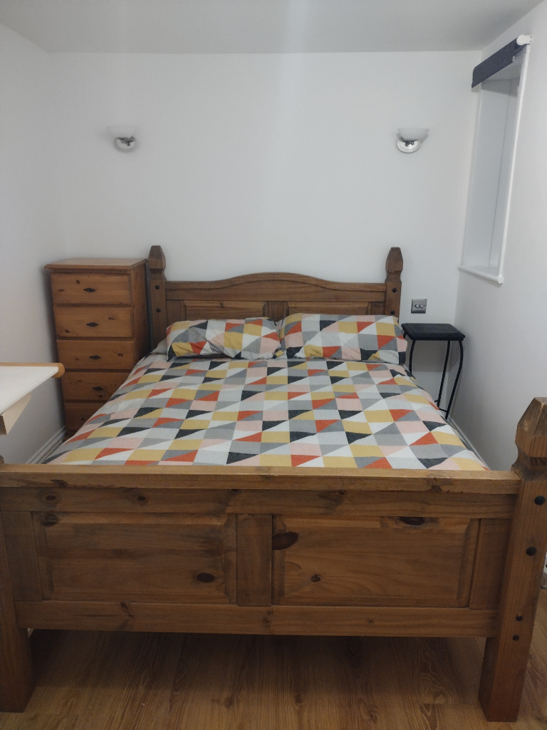 Ground Floor Studio Room to let with own Shower Room and Kitchenette