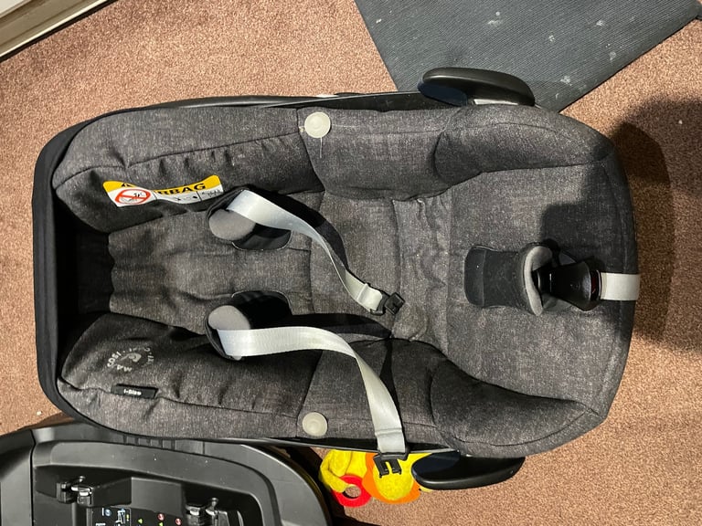 Maxi cosi car seat and base with iso fix 