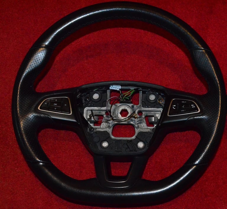 Mk 3 Ford Focus parts (Steering wheel, indicators and rear brake dust shields)