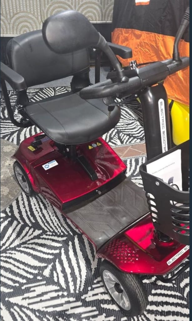 NEW SCOOTER. 5mph. 19.5St. 10mls R. Opens/Folds Carboot Mobility Scooter 