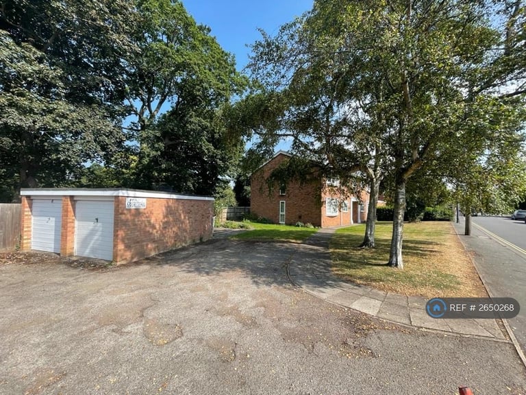 1 bedroom flat in Bradford Court, Leamington Spa, CV31 (1 bed) (#2650268)
