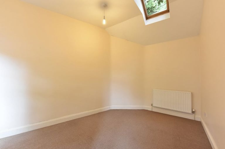 Well-presented 1-bedroom flat, ideally located just 1 minute’s walk opposite South Croydon Station.