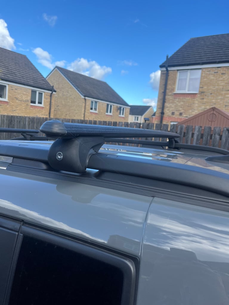 Lockable Roof Bars/Rack 130cm (black) for cars with raised rails