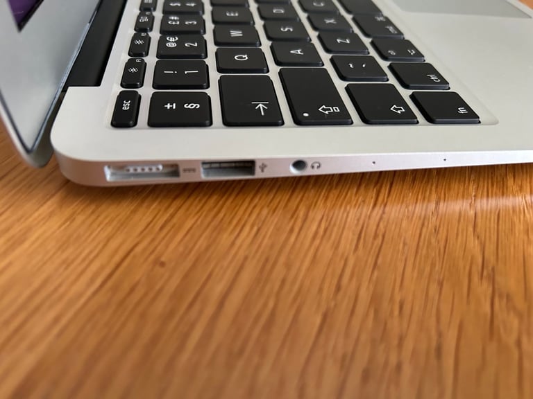 Apple MacBook Air 11.6 ” 1.6GHz 4GB/128GB Intel Core i5 - Immaculate
