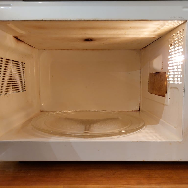 Second-hand white microwave 750W
