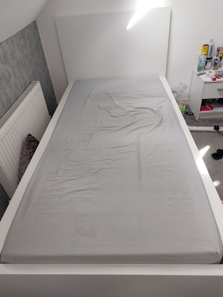 single bed in white colour Excellent condition 