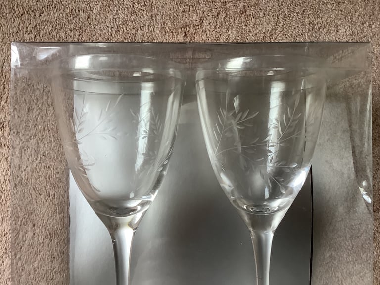 New Boxed Wine Glasses with Leaf Design