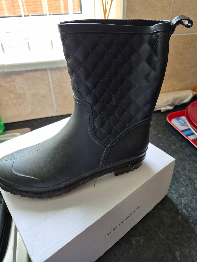 1 pair of ladies wellies 1 childs