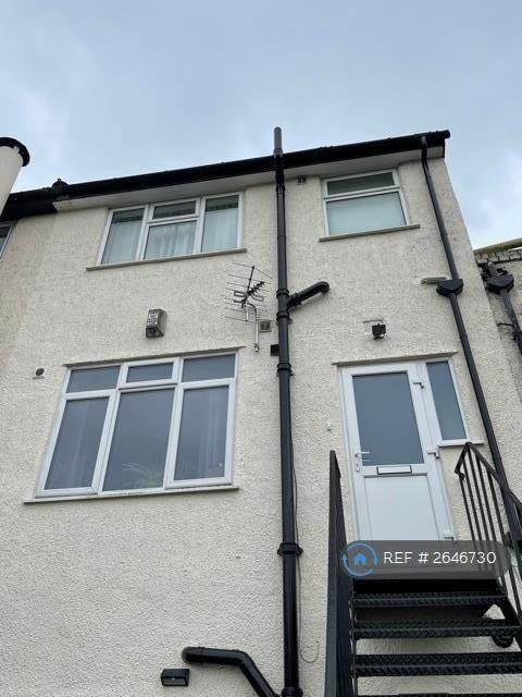1 bedroom flat in Tennison Road, London, SE25 (1 bed) (#2646730)