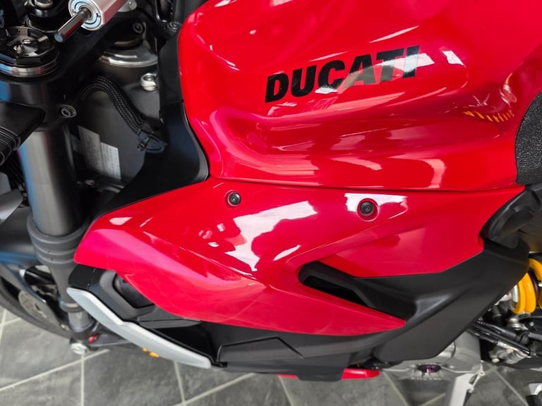 Ducati Streetfighter 955 V2