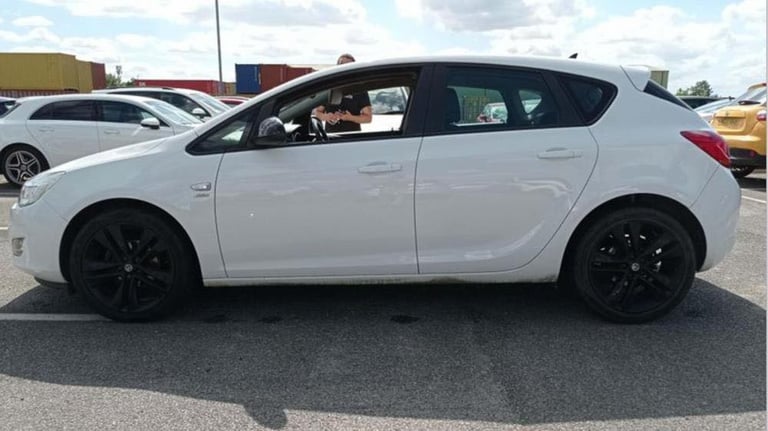 Vauxhall, ASTRA, Hatchback, 2012, Manual, 1598 (cc),5 doors - Image 3