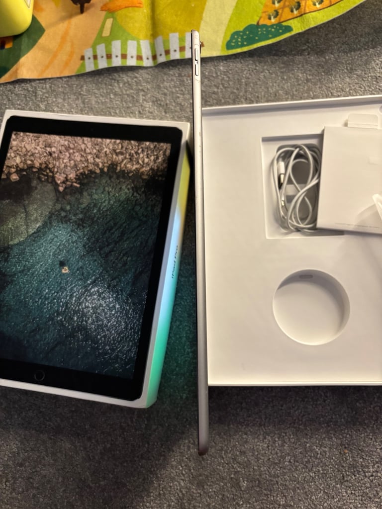 Apple iPad Pro 12.9” 2nd generation excellent condition 