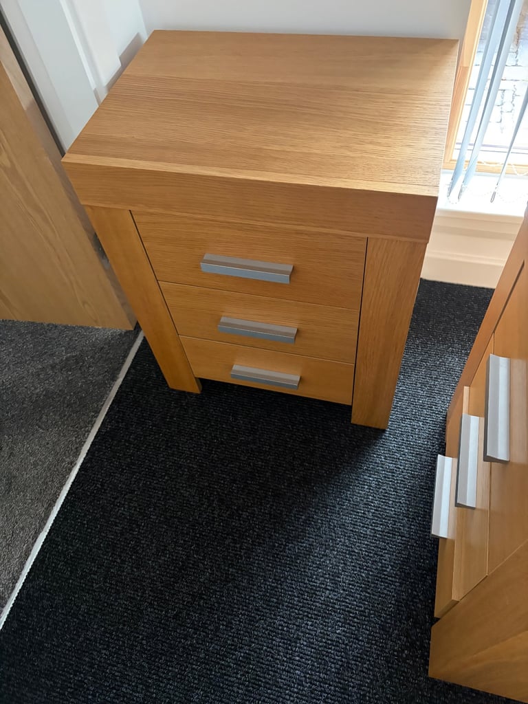 Bedside Cabinets 