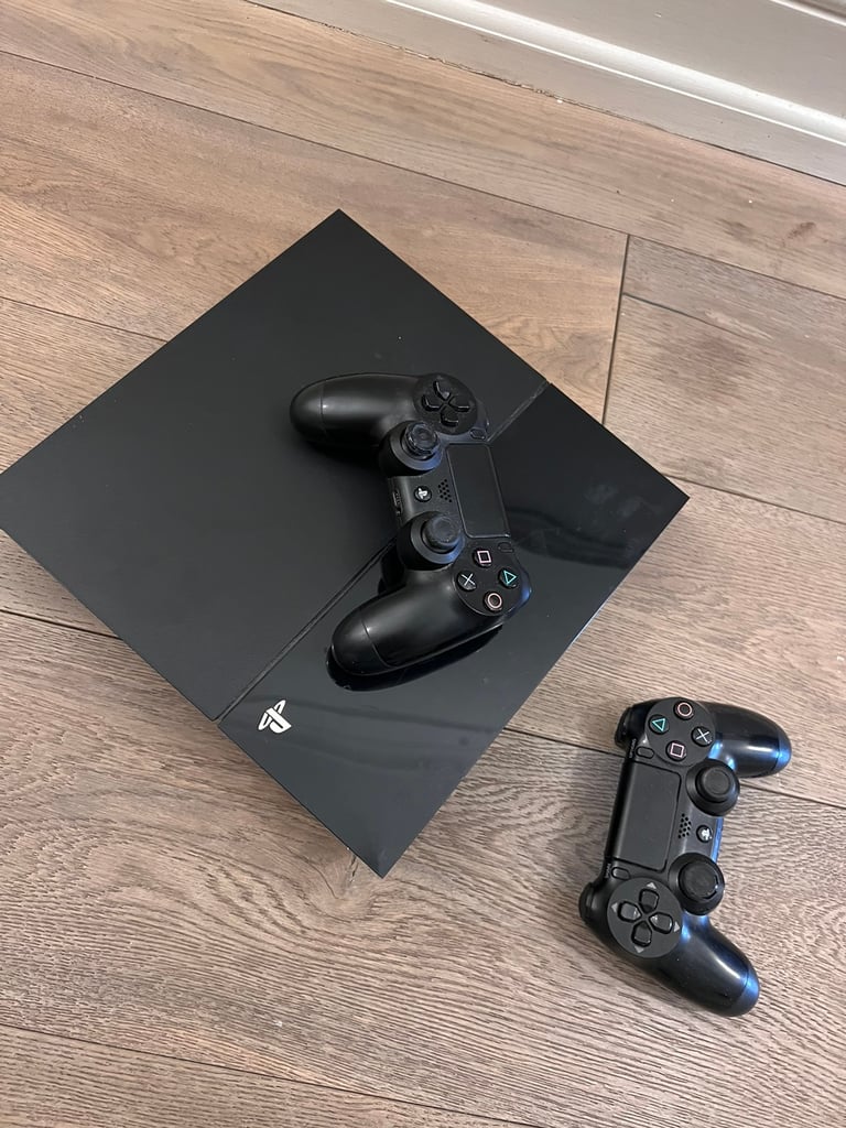 PlayStation 4 500GB with all cables and 2 controllers 