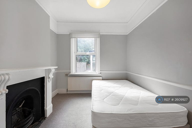 4 bedroom house in Kincaid Road, London, SE15 (4 bed) (#2609927)