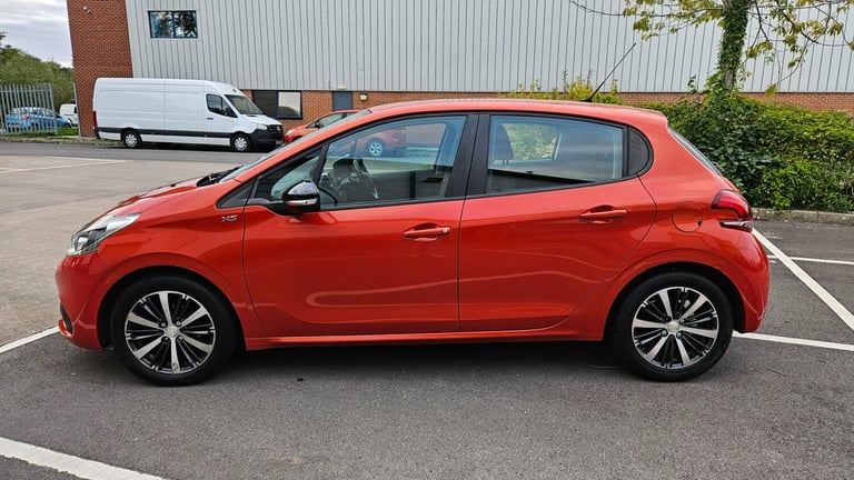 2016 Peugeot 208 1.2 PureTech XS-White 5dr HATCHBACK Petrol Manual