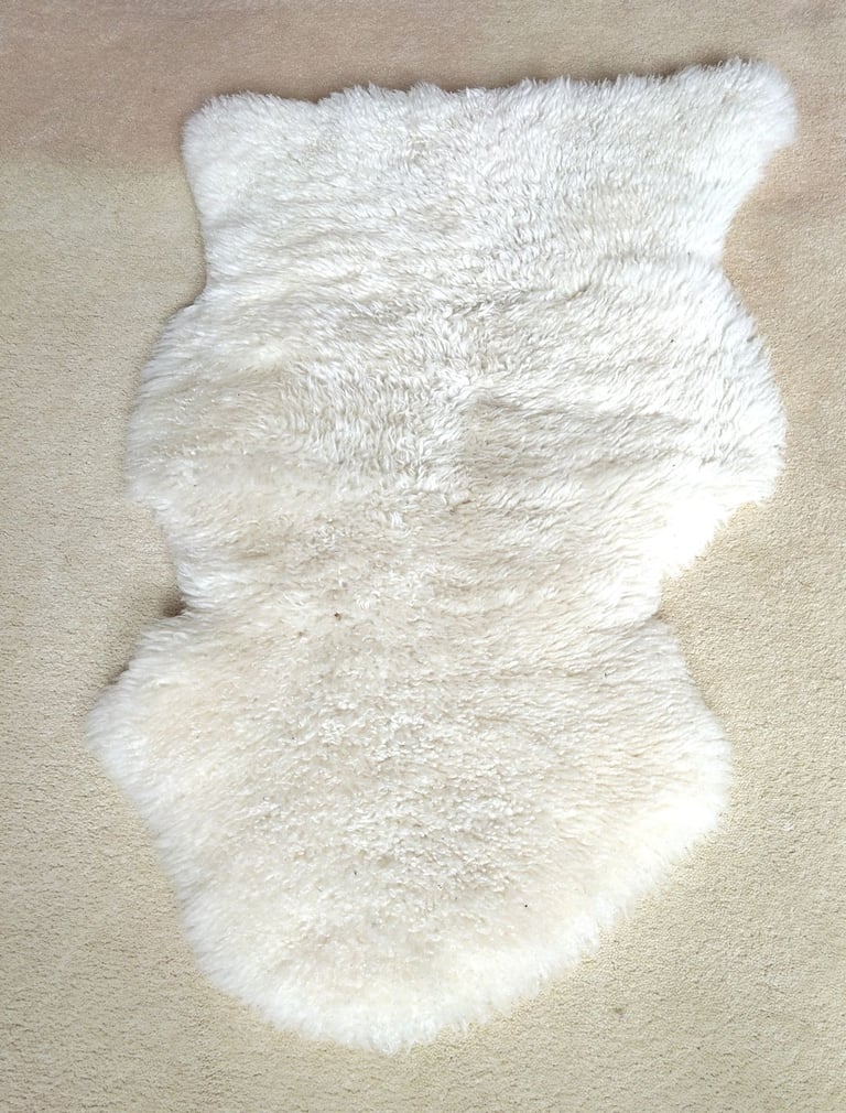 CREAM SHEEPSKIN RUG