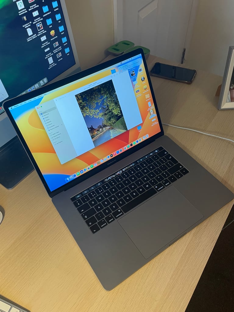 Apple MacBook Pro 15.4" Core i7 8th Gen 2.9GHz 16GB 512GB SSD 2017 Good Condition