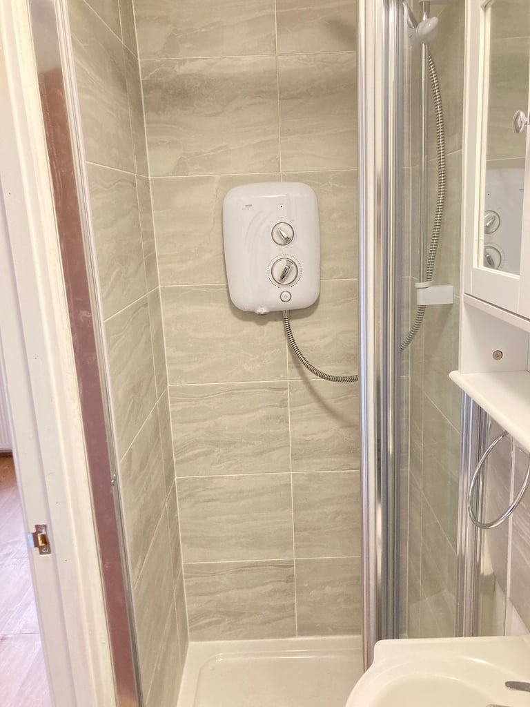 IncludesBills Converted 1st Studio Shower OpenBedRoomKitchenDineSit Garden VeryNearRailBusTubeShops