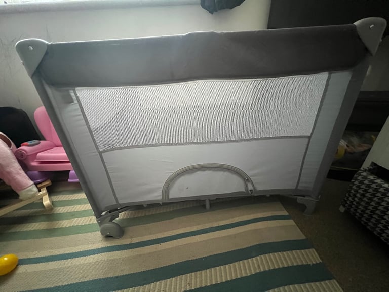 Red kite playpen and travel cot 