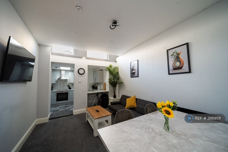 Studio flat in Kingston House, Southsea, PO5 (#2669511)