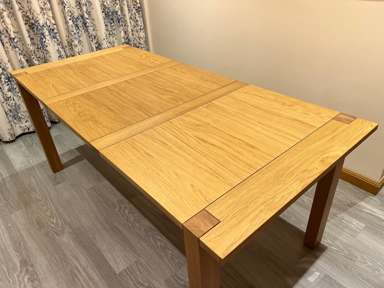M&S SONOMA EXTENDING DINING TABLE - AS NEW - OAK 6-8 SEATER