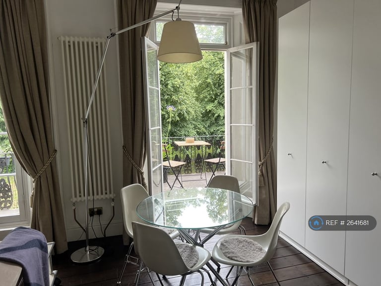 Studio flat in Oakley Square, London, NW1 (#2641681)