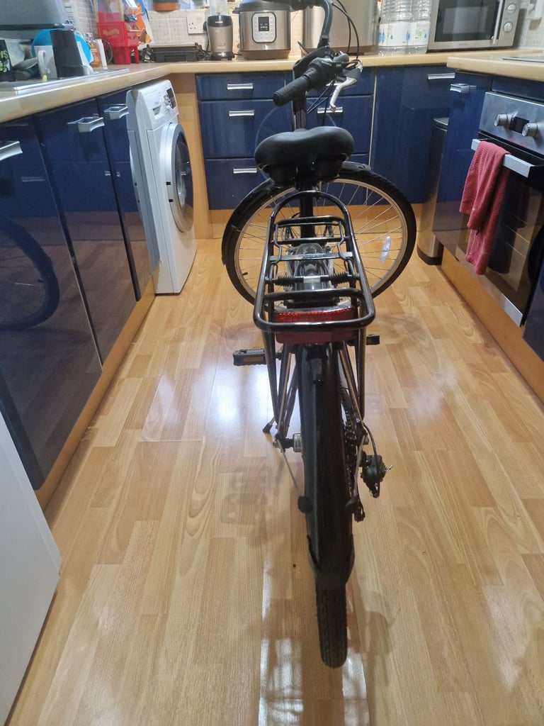 Apollo Elyse Women's Hybrid Bike. 16" Frame 700C Wheels. 21 Speed, in VGC