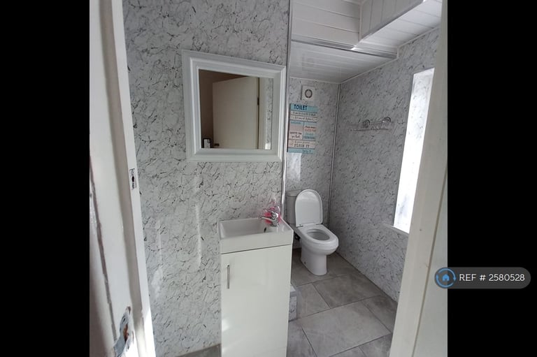 1 bedroom in Lodge Ave, Dagenham, RM8 (#2580528)