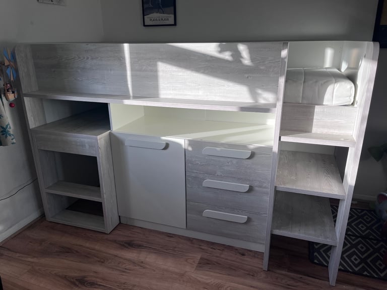 Cabin bed with desk 