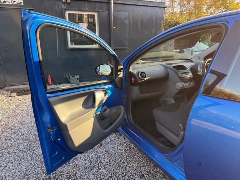 2011 Toyota AYGO 1.0 VVT-i Blue 5dr HATCHBACK Petrol Manual