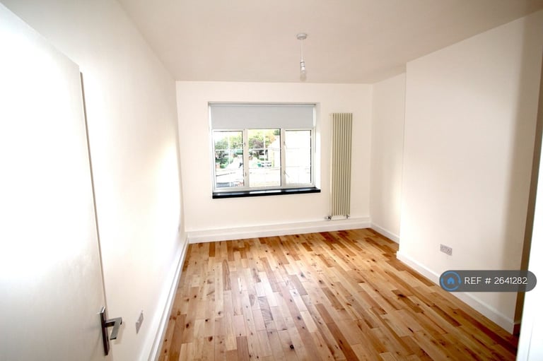 3 bedroom flat in Davidson Gardens, London, SW8 (3 bed) (#2641282)