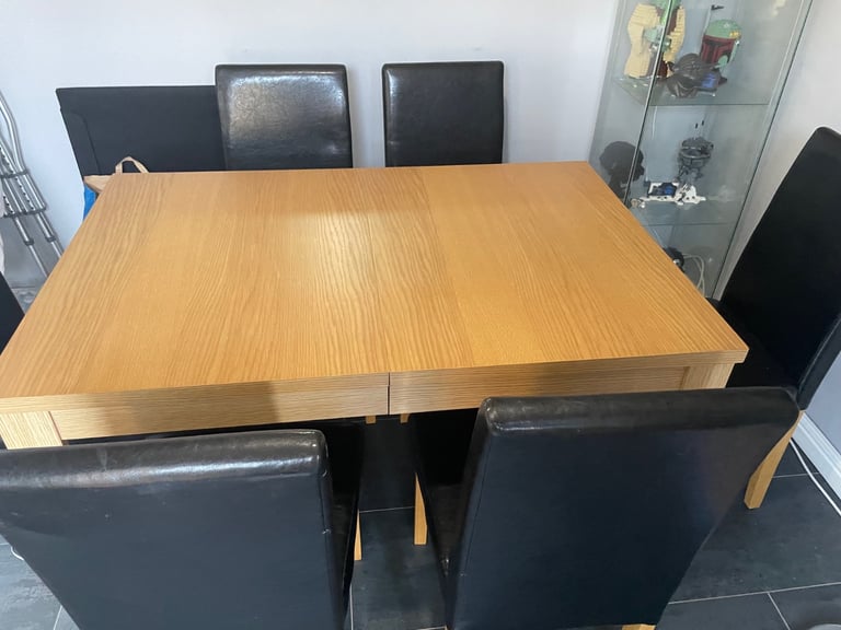 Extending dining table with 6 chairs 