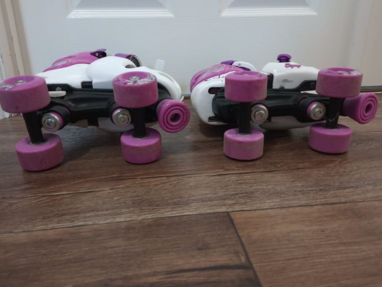 Adjustable size children's roller boots plus pads