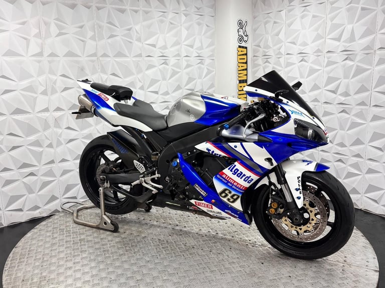 2004 Yamaha R1 | *WARRANTY PROVIDED*