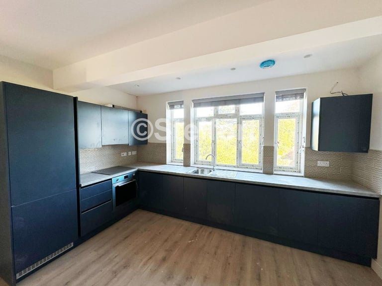 2 bedroom flat in Mottingham Road, London SE9