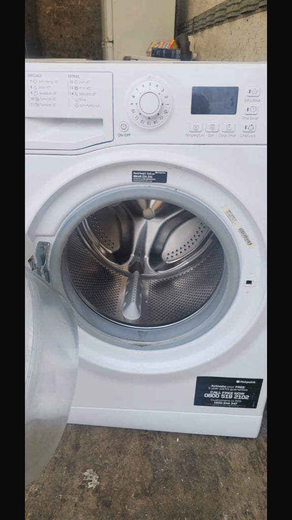 Hotpoint white 8kg washing machine. In excellent working condition. With 3 months warranty. 