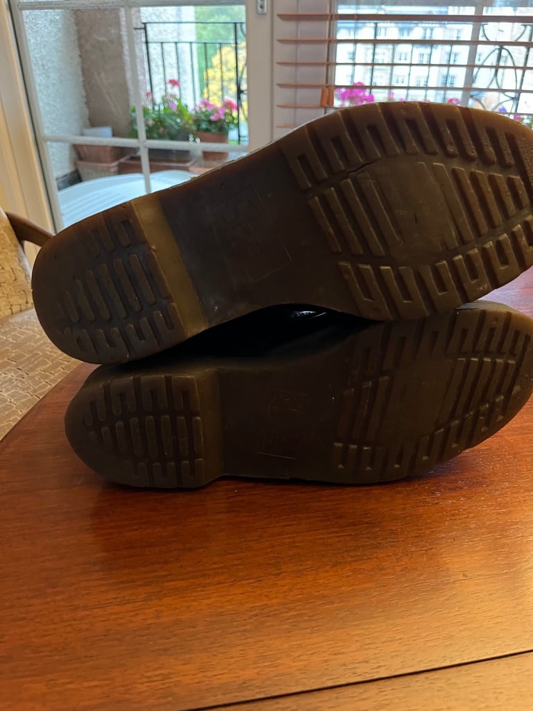 1914 Dr Martens 14 eyelet boots